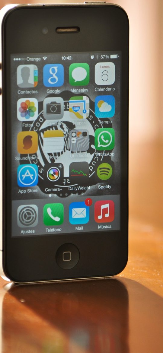 启动盘制作工具 App 设备识别界面截图，展示已插入 U 盘的容量、接口与可写状态，容量不足项被标红提示