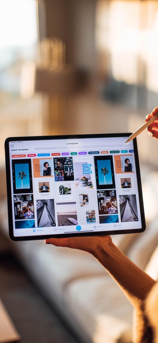 启动盘制作工具 App 镜像校验界面截图，屏幕上显示校验进度条与比对结果标签，色调为暖棕与米白